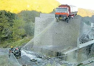 120秒还原悬空货车司机救援全程，生死时速，生命至上